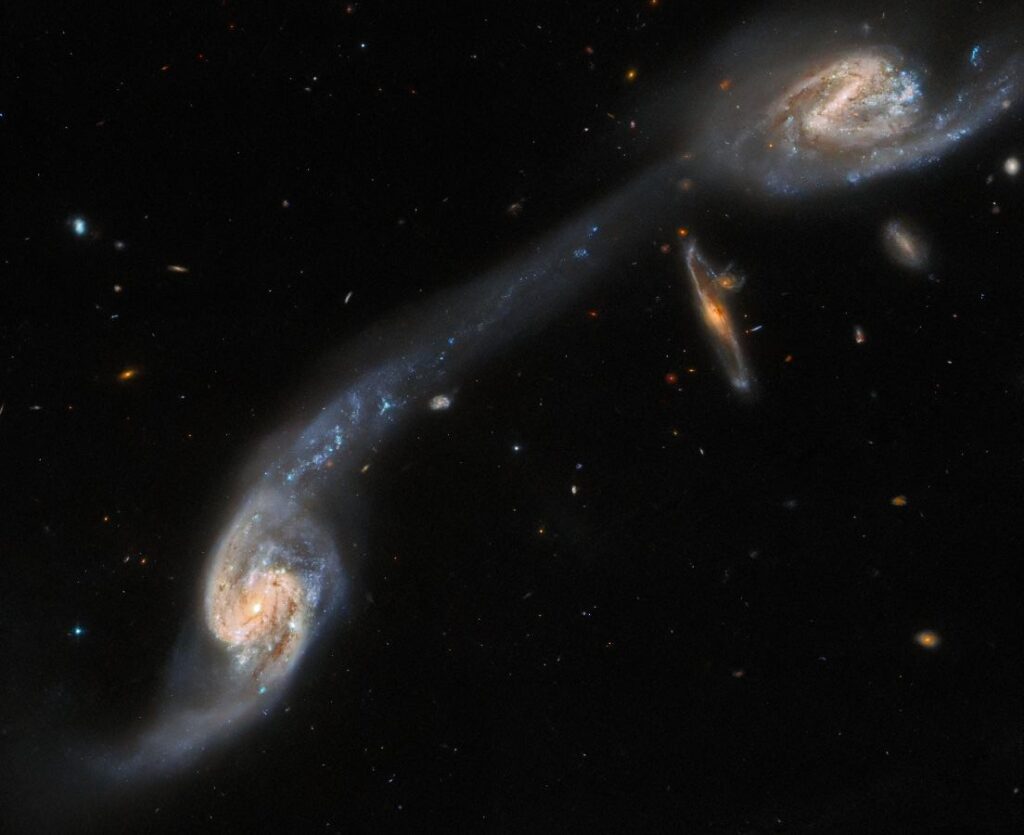 ჰაბლმა ერთმანეთთან დაკავშირებული ორი გალაქტიკის საუცხოო კადრი გადაიღო — #1tvმეცნიერება