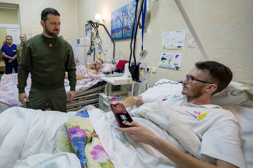 ვოლოდიმირ ზელენსკიმ კიევის ერთ-ერთ საავადმყოფოში დაჭრილი სამხედროები მოინახულა