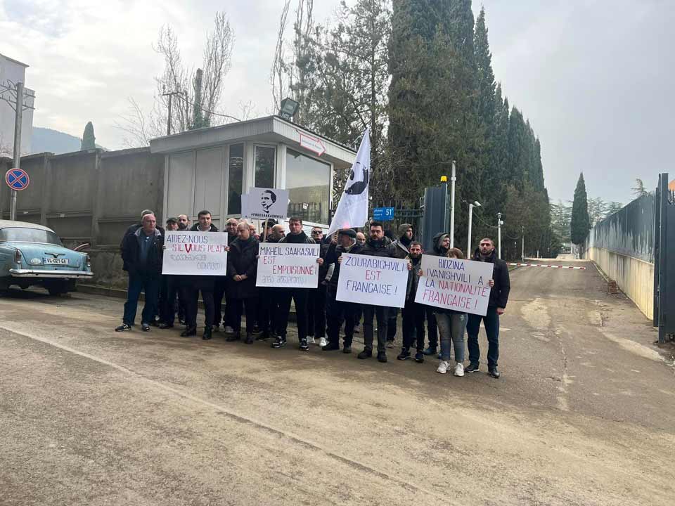 გიორგი მუმლაძე საფრანგეთის საელჩოს მიმართავს, ემანუელ მაკრონმა გამოიყენოს ბერკეტი ბიძინა ივანიშვილისა და სალომე ზურაბიშვილის მიმართ, რათა სააკაშვილი გათავისუფლდეს
