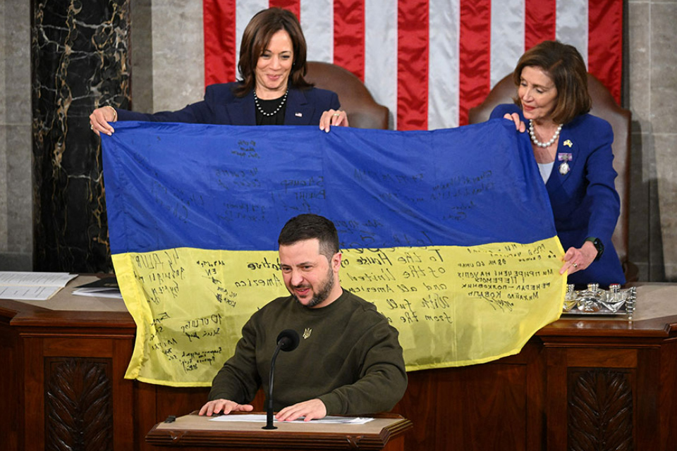 ვოლოდიმირ ზელენსკიმ კონგრესს უკრაინელი ჯარისკაცების მიერ ხელმოწერილი დროშა გადასცა