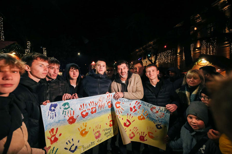 კახა კალაძემ უკრაინელ მოზარდებს „საახალწლო სოფელში“ უმასპინძლა