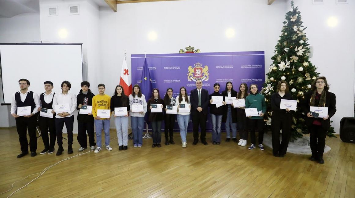 მიხეილ ჩხენკელმა ესეების კონკურსში გამარჯვებული მოსწავლეები დააჯილდოვა