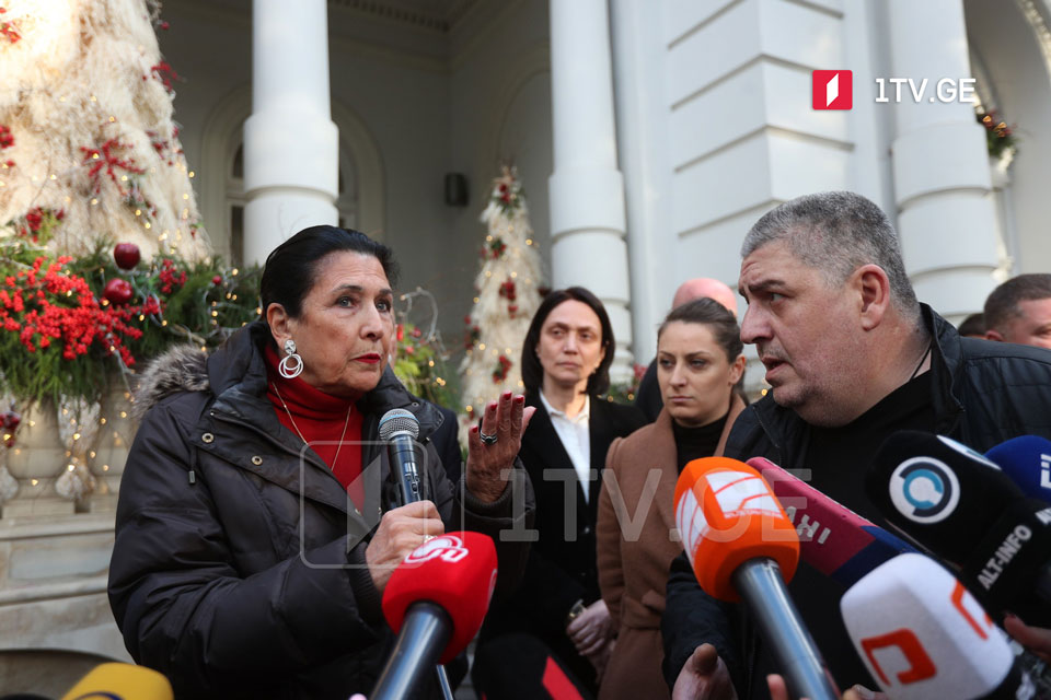 სალომე ზურაბიშვილმა აქციის მონაწილეებს მიმართა - აქ რომ მოვარდით, მაინტერესებს, ადამიანები, რომლებიც ჩემ შესახებ ჭორებს ავრცელებენ, სად იყვნენ 2007 წელს, მიშას შტაბში ან „ქართუ ბანკში“ იყვნენ მოკალათებული