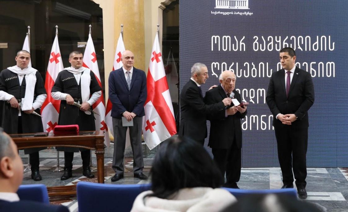 შალვა პაპუაშვილმა იურიდიულ მეცნიერებათა დოქტორი, პროფესორი ოთარ გამყრელიძე ღირსების ორდენით დააჯილდოვა