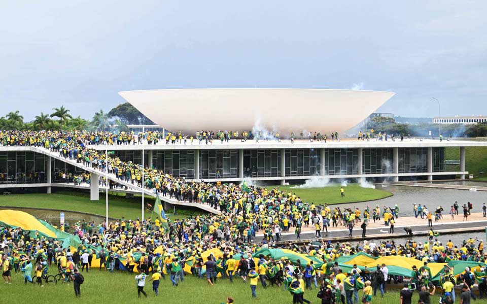 ბრაზილიის ყოფილი პრეზიდენტის, ჟაირ ბოლსონარუს მხარდამჭერები ეროვნული კონგრესის შენობაში შეიჭრნენ