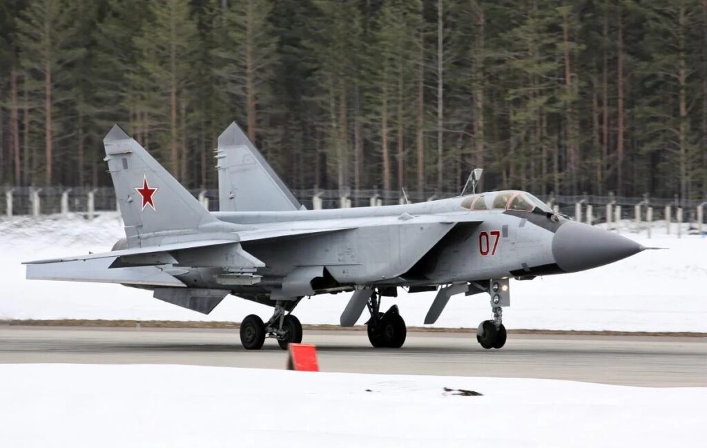 მედიის ცნობით, ბელარუსის ტერიტორიიდან რუსული „მიგ 31“-ის ტიპის ავიაგამანადგურებლები აფრინდნენ, უკრაინაში საჰაერო განგაში გამოცხადდა