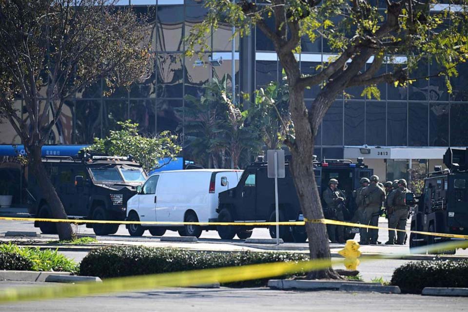 შეიარაღებული პირი, რომელმაც ლოს ანჯელესის გარეუბანში ათი ადამიანი მოკლა, პოლიციამ გარდაცვლილი იპოვა