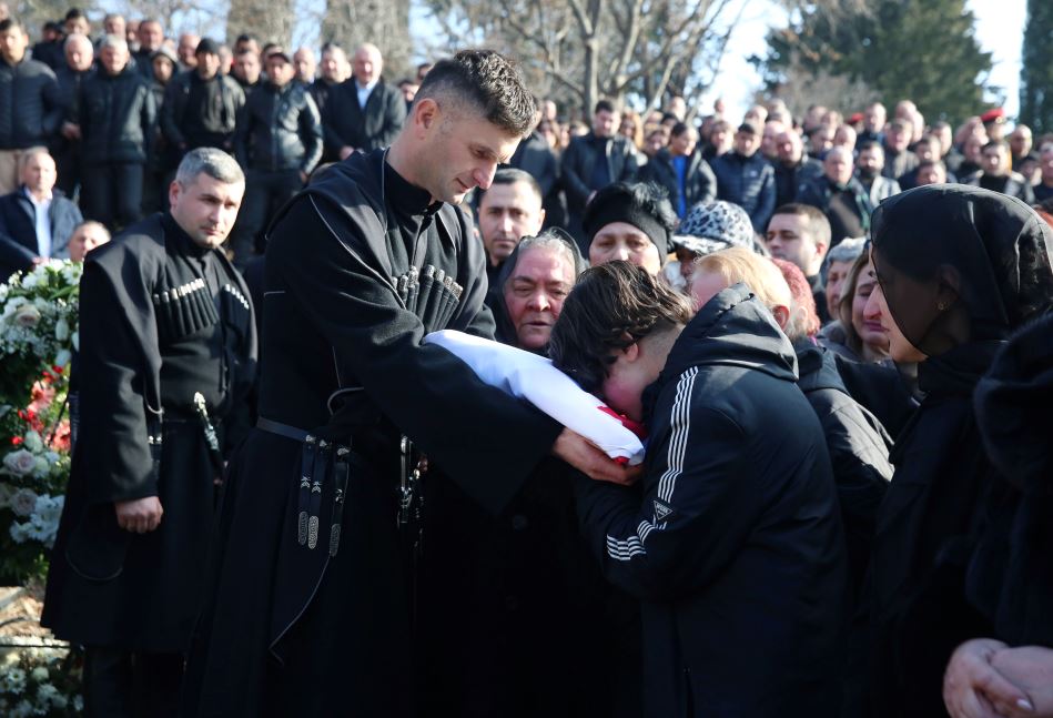 სამსახურებრივი მოვალეობის შესრულების დროს დაღუპული პოლიციელი ოთარ ღვინაშვილი სამხედრო პატივით დაკრძალეს