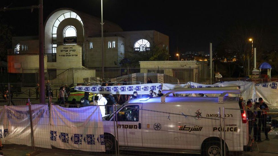 ისრაელის პოლიციამ აღმოსავლეთ იერუსალიმში სინაგოგასთან თავდასხმასთან კავშირში ეჭვმიტანილი 42 ადამიანი დააკავა