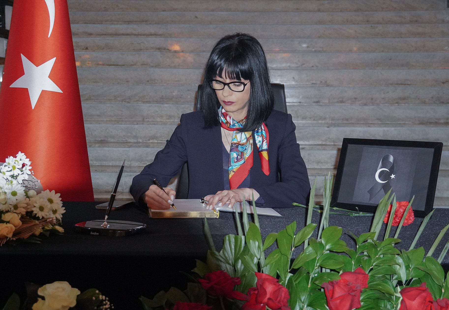 თეა ახვლედიანმა თურქეთში მომხდარი ტრაგედიის გამო, თურქეთის საელჩოში გახსნილ სამძიმრის წიგნში ჩანაწერი გააკეთა
