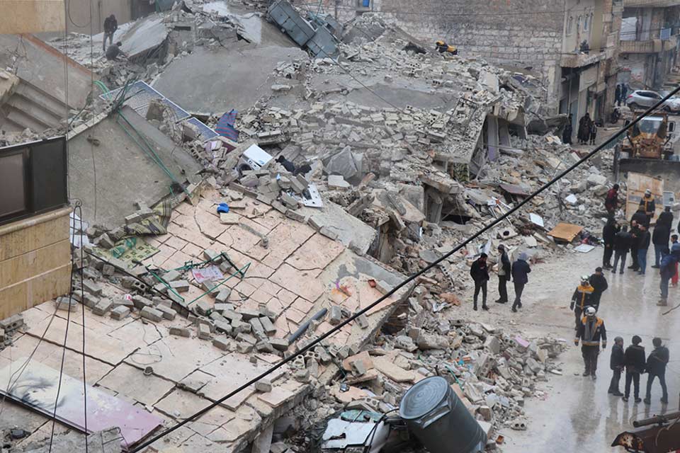 არსებული ინფორმაციით, სირიაში, ამბოხებულთა კონტროლირებად ტერიტორიაზე მიწისძვრის შედეგად 2 000 შენობა განადგურდა ან მძიმედ დაზიანდა