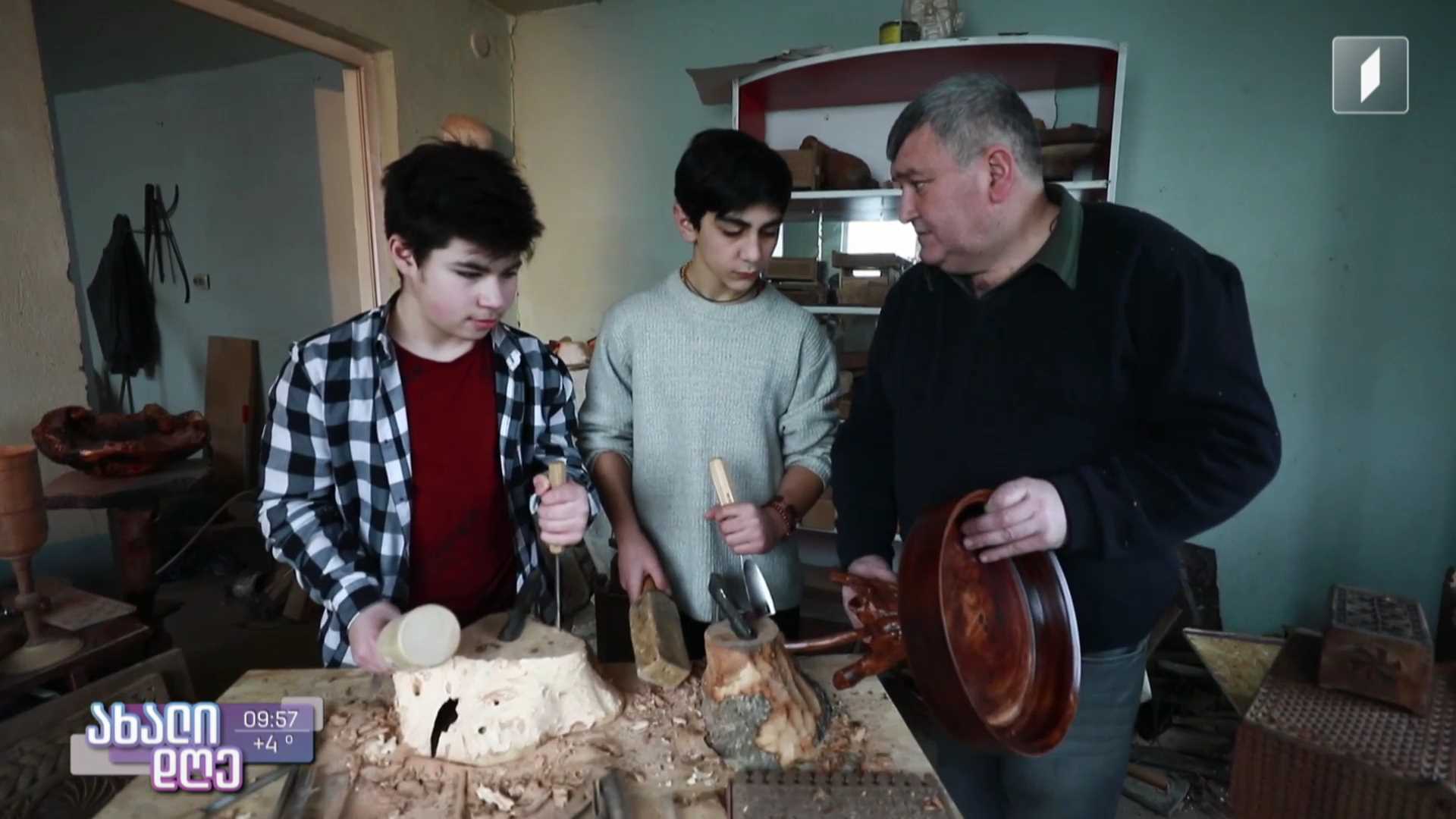 ხეზე კვეთის ოსტატი, ზაზა გათენაშვილი მამისგან ნასწავლ ხელობას მოზარდებს უზიარებს