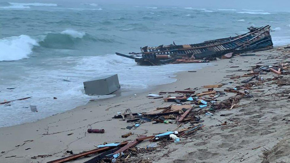 იტალიის სანაპიროსთან მიგრანტებით სავსე ნავის ჩაძირვის შედეგად, სულ მცირე, 30 ადამიანი დაიღუპა