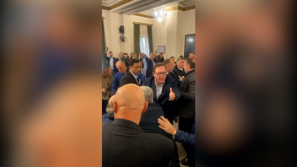 ფიზიკური დაპირისპირების გამო პარლამენტის საგარეო ურთიერთობათა და თავდაცვის კომიტეტების გაერთიანებული სხდომის დაწყება ვერ ხერხდება (ვიდეო)