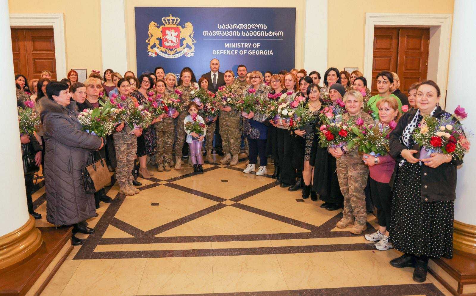 ჯუანშერ ბურჭულაძემ მრავალშვილიან დედებს დედის დღე მიულოცა