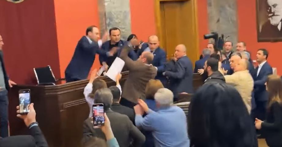 იურიდიულ საკითხთა კომიტეტზე ფიზიკური დაპირისპირება მოხდა [ვიდეო]