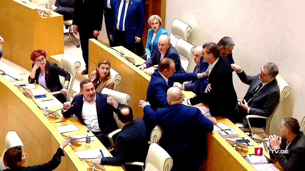 პარლამენტის სხდომათა დარბაზში ხმაური და დაპირისპირებაა [ვიდეო]