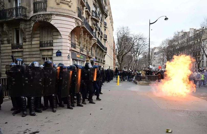 მედიის ცნობით, პარიზში საპენსიო რეფორმის მოწინააღმდეგეების საპროტესტო აქცია პოლიციასთან შეტაკებაში გადაიზარდა