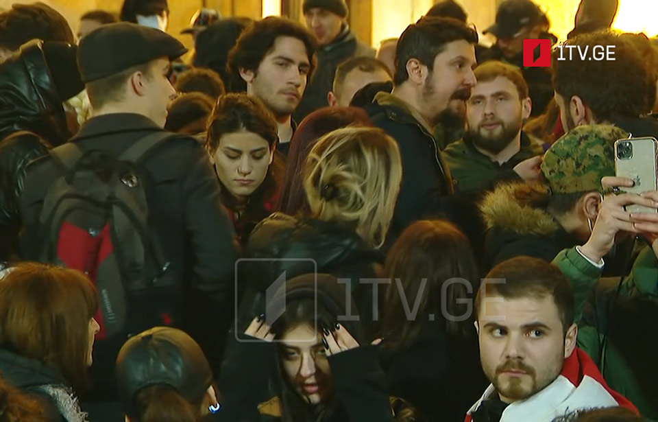 გიორგი ვაშაძის მოწოდებას, პარლამენტს ალყა შემოარტყან, აქციის მონაწილეების მხრიდან უთანხმოება მოჰყვა [ვიდეო]