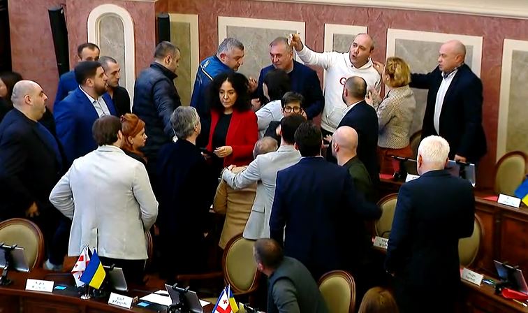 თბილისის საკრებულოს სხდომაზე სიტყვიერი დაპირისპირება მოხდა