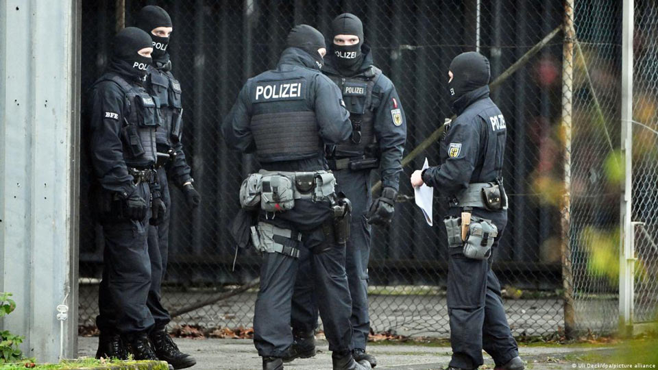 გერმანიაში სამართალდამცველების რეიდისას პოლიციის ერთი ოფიცერი დაშავდა