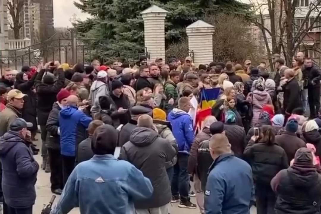 მედიის ცნობით, უკრაინის ქალაქ ხმელნიცკში, მოსკოვის საპატრიარქოს წმინდა შუამავლობის ტაძართან, სადაც მღვდლებმა უკრაინელი სამხედრო სცემეს, აქციაზე დაპირისპირება მოხდა