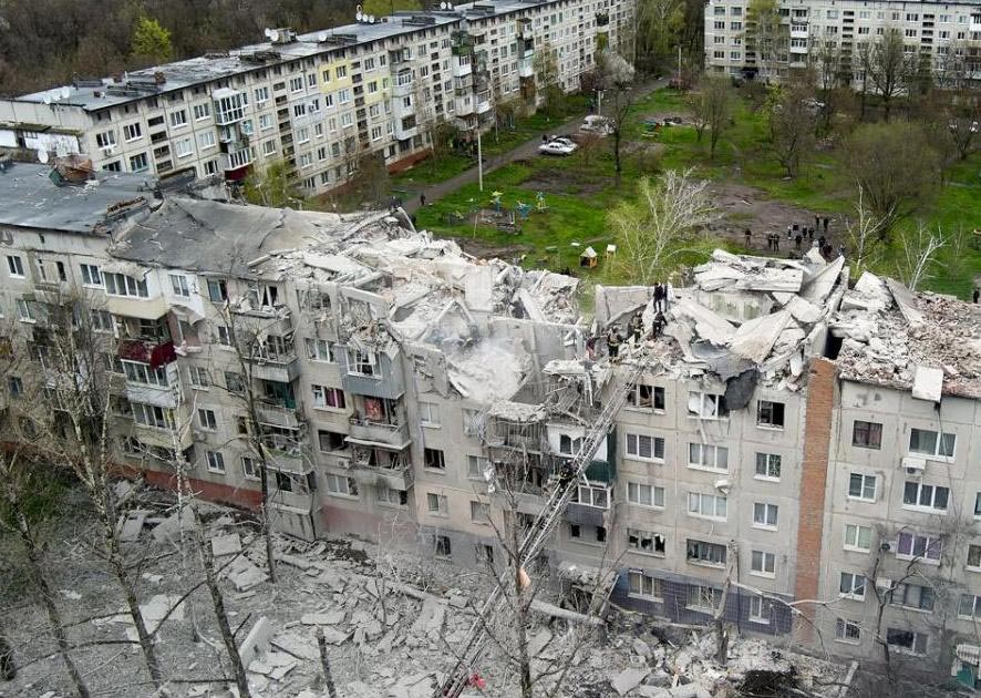 უკრაინული მედიის ცნობით, ქალაქ სლავიანსკში, საცხოვრებელი კორპუსების რუსული სარაკეტო დაბომბვის შედეგად დაღუპულთა რიცხვი 15-მდე გაიზარდა