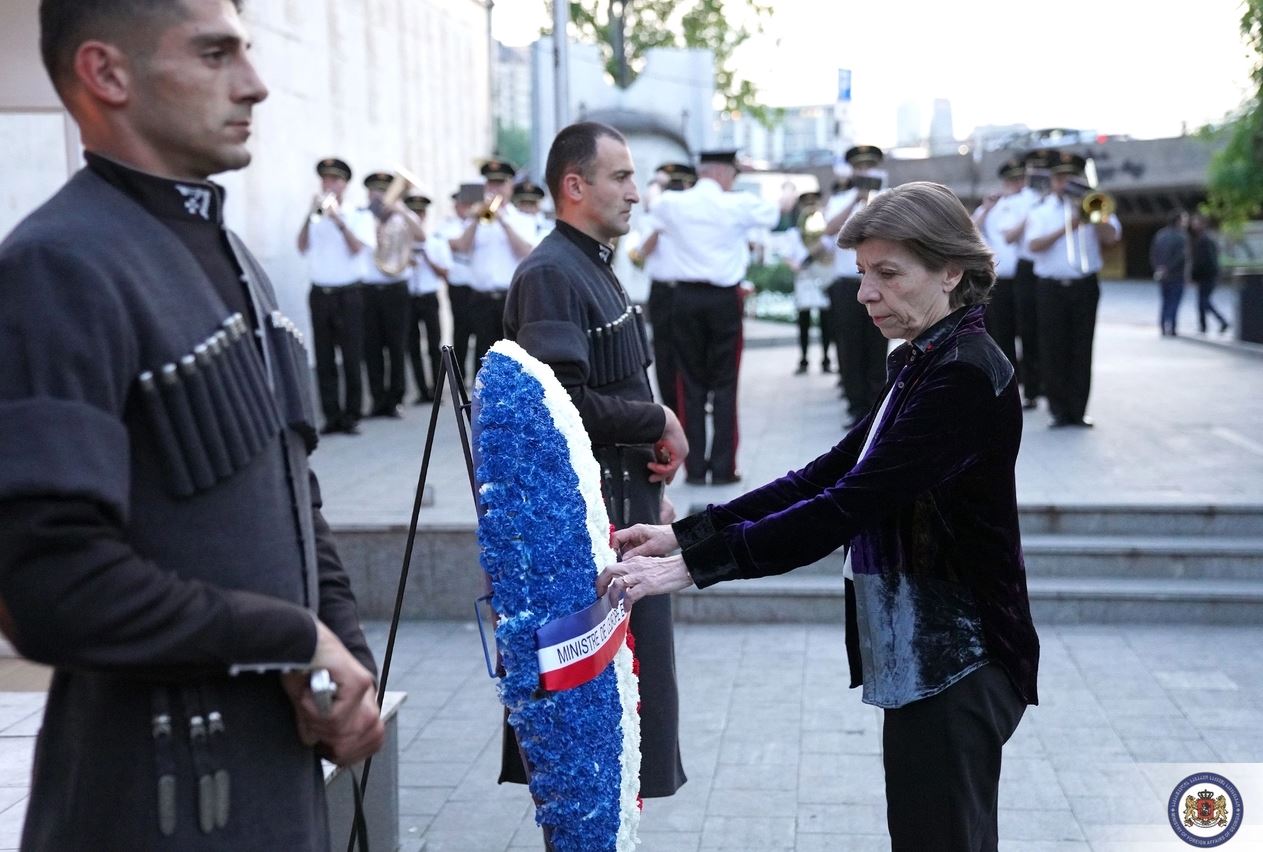 კატრინ კოლონამ საქართველოს ერთიანობისთვის დაღუპულ გმირთა მემორიალი გვირგვინით შეამკო