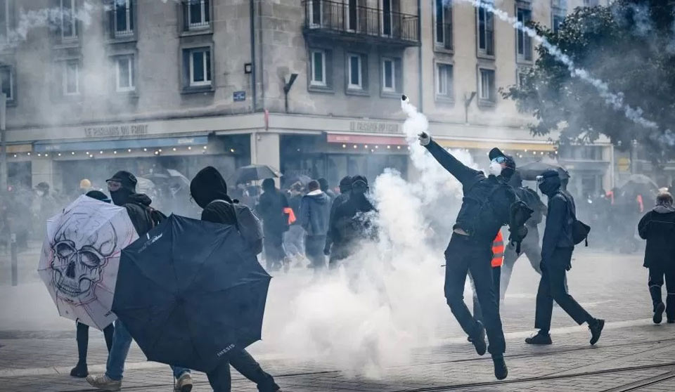 საფრანგეთის ქალაქებში დემონსტრანტებსა და პოლიციას შორის შეტაკებებისას, სულ მცირე, 108 სამართალდამცველი დაშავდა, დაკავებულია 290-ზე მეტი დემონსტრანტი