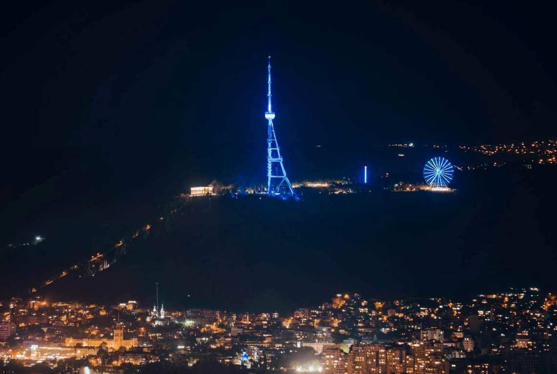 თბილისის ანძა ევროკავშირის დროშის ფერებში განათდა