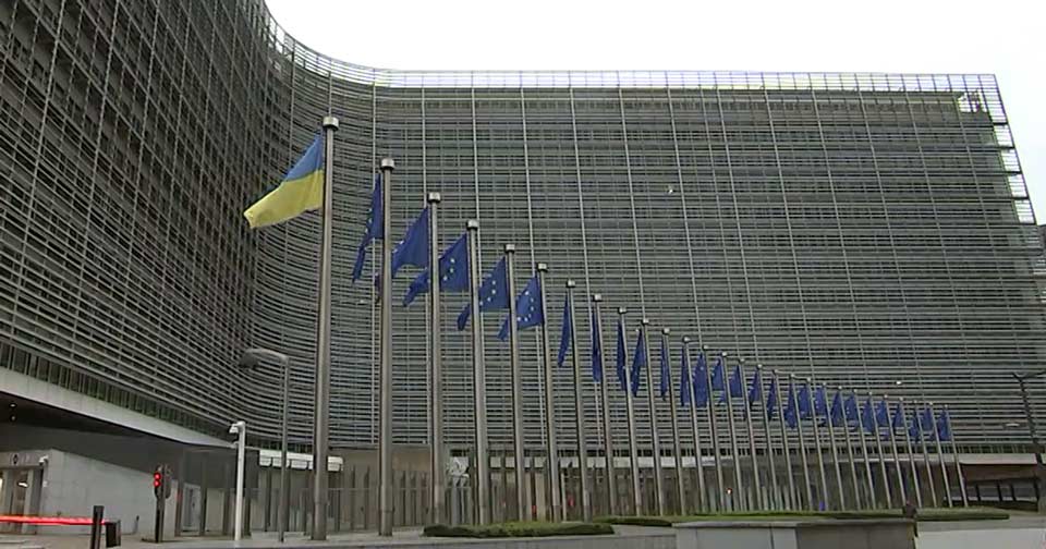 ევროპის დღესთან დაკავშირებით ბრიუსელში, ევროკომისიის შენობასთან ევროკავშირის დროშების გვერდით უკრაინის დროშა აღმართეს