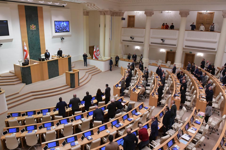 პარლამენტში რუსუდან ბერიძის ხსოვნას წუთიერი დუმილით პატივი მიაგეს