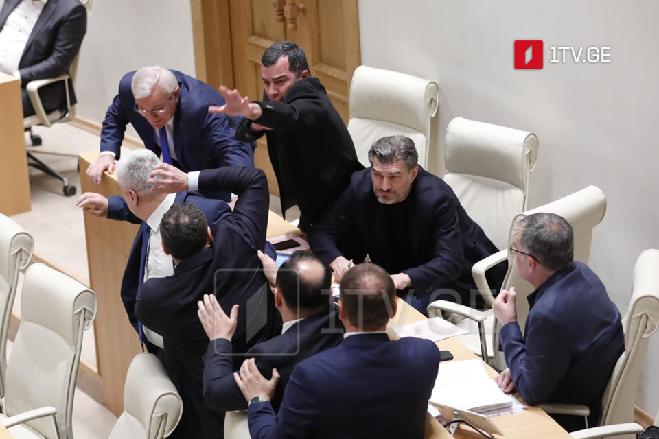 დაჩი ბერაია და გიორგი ვაშაძე ერთმანეთს ფიზიკურად დაუპირისპირდნენ [ვიდეო]