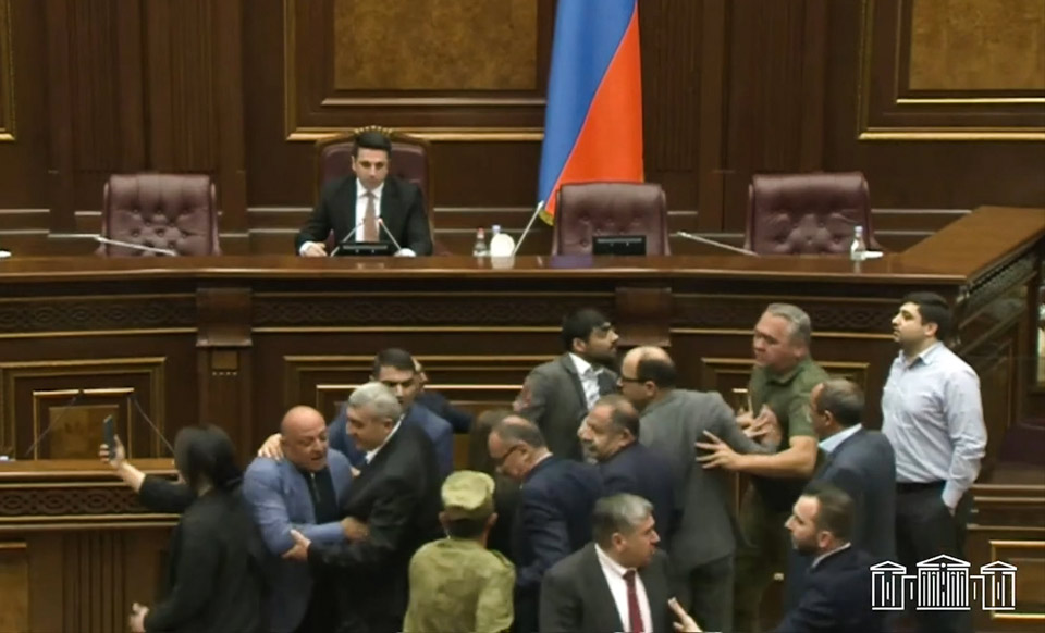 სომხეთის პარლამენტში მმართველი პარტიისა და ოპოზიციის წარმომადგენლები ერთმანეთს ფიზიკურად დაუპირისპირდნენ