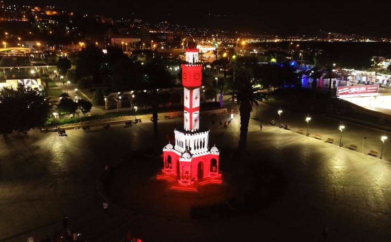 საქართველოს დამოუკიდებლობის დღესთან დაკავშირებით, იზმირის „საათის კოშკი“ საქართველოს დროშის ფერებში განათდა