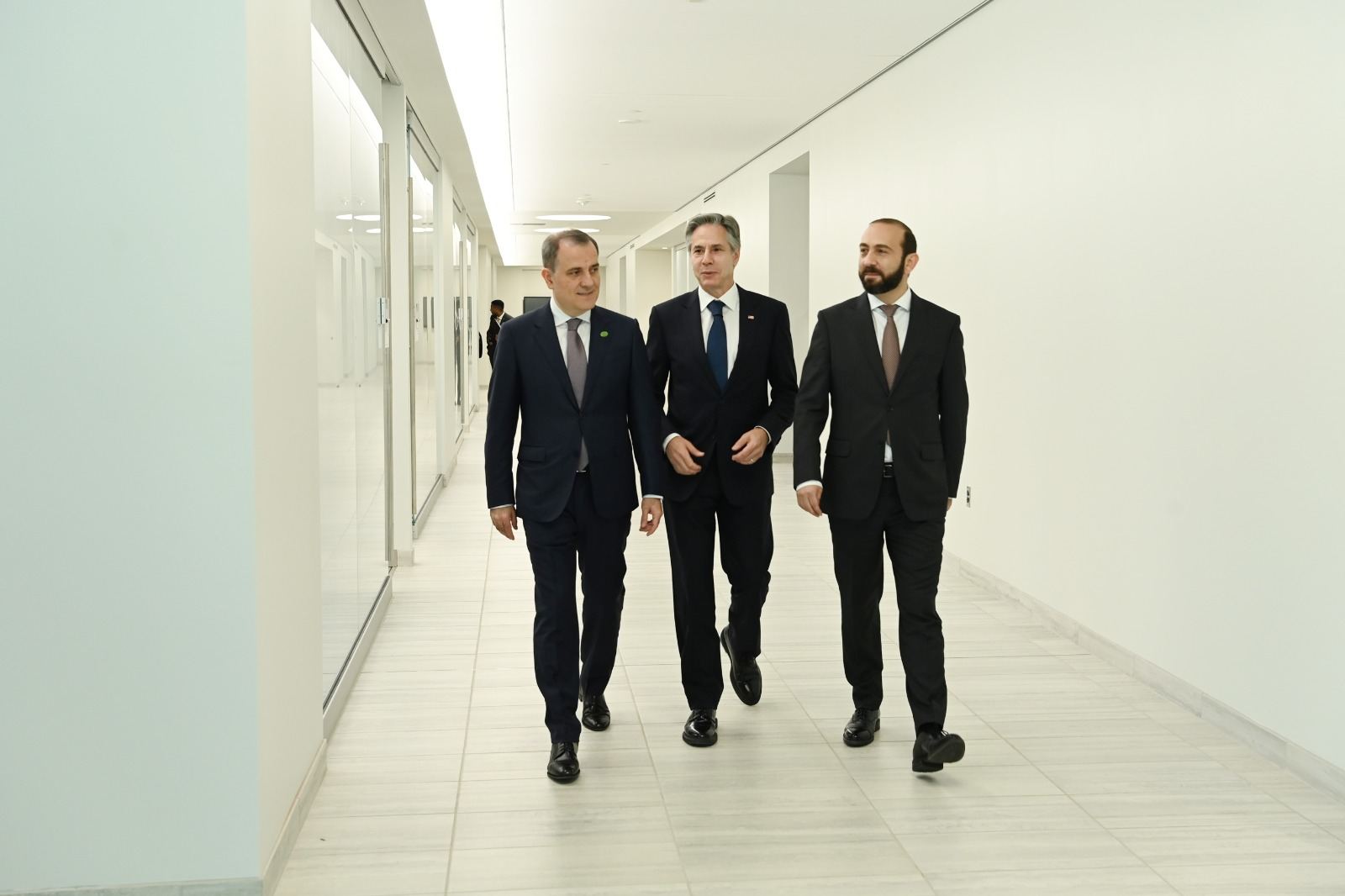 სომხეთისა და აზერბაიჯანის საგარეო საქმეთა მინისტრებმა აშშ-ში ორმხრივი შეხვედრა გამართეს, დიპლომატები ასევე შეხვდნენ ენტონი ბლინკენს