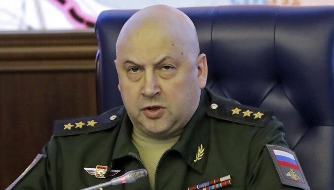 რუსული მედიის ინფორმაციით, უკრაინაში რუსეთის სამხედრო ოპერაციების მეთაურის მოადგილე, გენერალი სერგეი სუროვიკინი დააკავეს