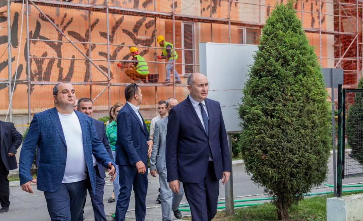 ჯუანშერ ბურჭულაძე სამხედრო ჰოსპიტალში მატერიალურ-ტექნიკური ბაზის განახლების პროცესს გაეცნო