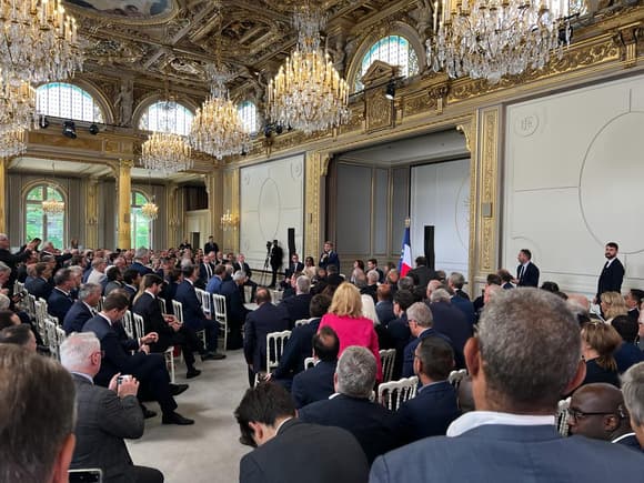 ემანუელ მაკრონმა ელისეის სასახლეში მერებთან შეხვედრა გამართა და მათ მხარდაჭერას დაჰპირდა