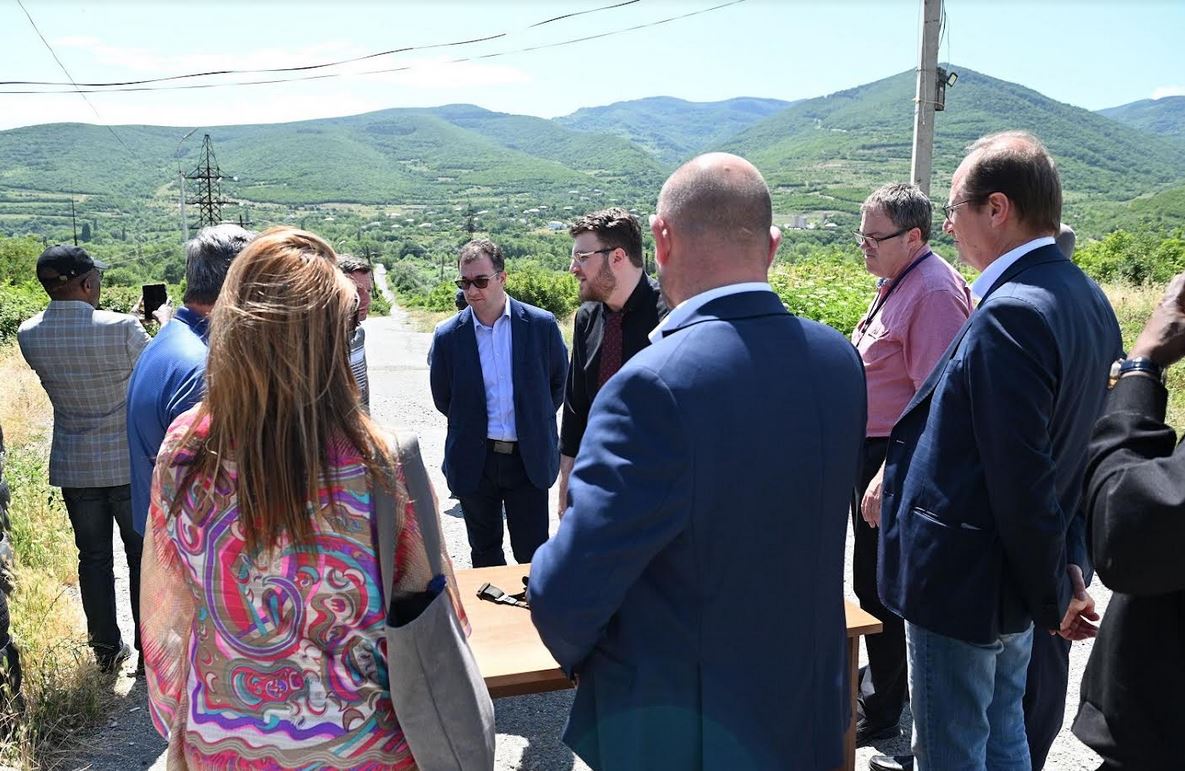 ფრანკოფონიის საპარლამენტო ასამბლეის ბიუროს წევრები სოფელ ოძისში, საოკუპაციო ხაზთან იმყოფებოდნენ