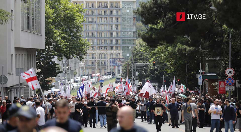 „პრაიდის“ ფესტივალის მოწინააღმდეგეები „ლისი ვანდერლენდის“ მიმართულებით მსვლელობას მართავენ [ფოტო]