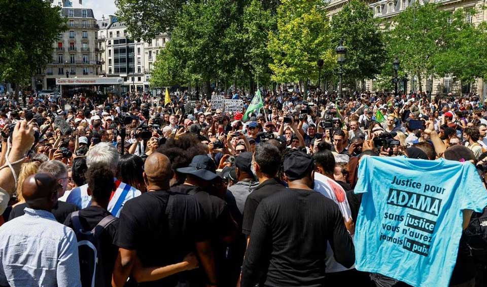 პარიზში პოლიციის მხრიდან ძალადობის წინააღმდეგ საპროტესტო აქცია გაიმართა