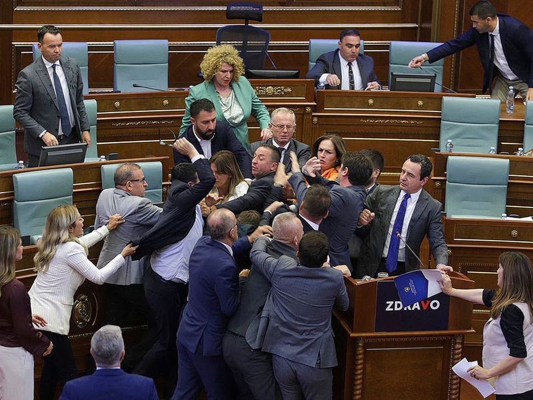კოსოვოს პარლამენტის სხდომათა დარბაზში პრემიერ-მინისტრს წყალი შეასხეს, რასაც დეპუტატებს შორის დაპირისპირება მოჰყვა