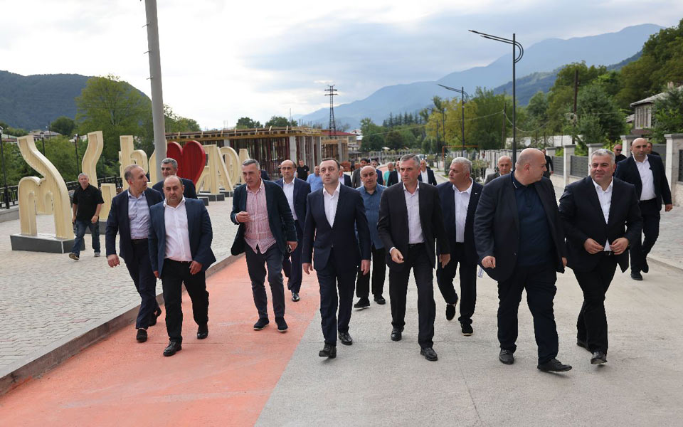 ირაკლი ღარიბაშვილმა ამბროლაურში, ბაჩანა ბრეგვაძის სახელობის რეაბილიტირებული სკვერი და მდინარე კრიხულას სანაპიროს კეთილმოწყობის სამუშაოები დაათვალიერა