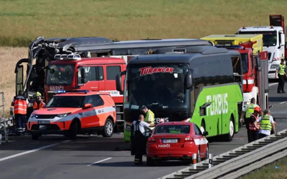 ჩეხეთის ქალაქ ბრნოსთან ორი ავტობუსის შეჯახების შედეგად ერთი ადამიანი დაიღუპა, 76 კი დაშავდა
