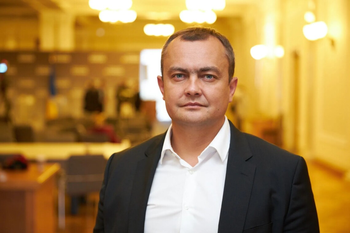 უკრაინელმა დეპუტატმა, იური არისტოვმა, რომელიც მალდივის ერთ-ერთ კუნძულზე შენიშნეს, რადას დატოვების შესახებ განცხადება დაწერა