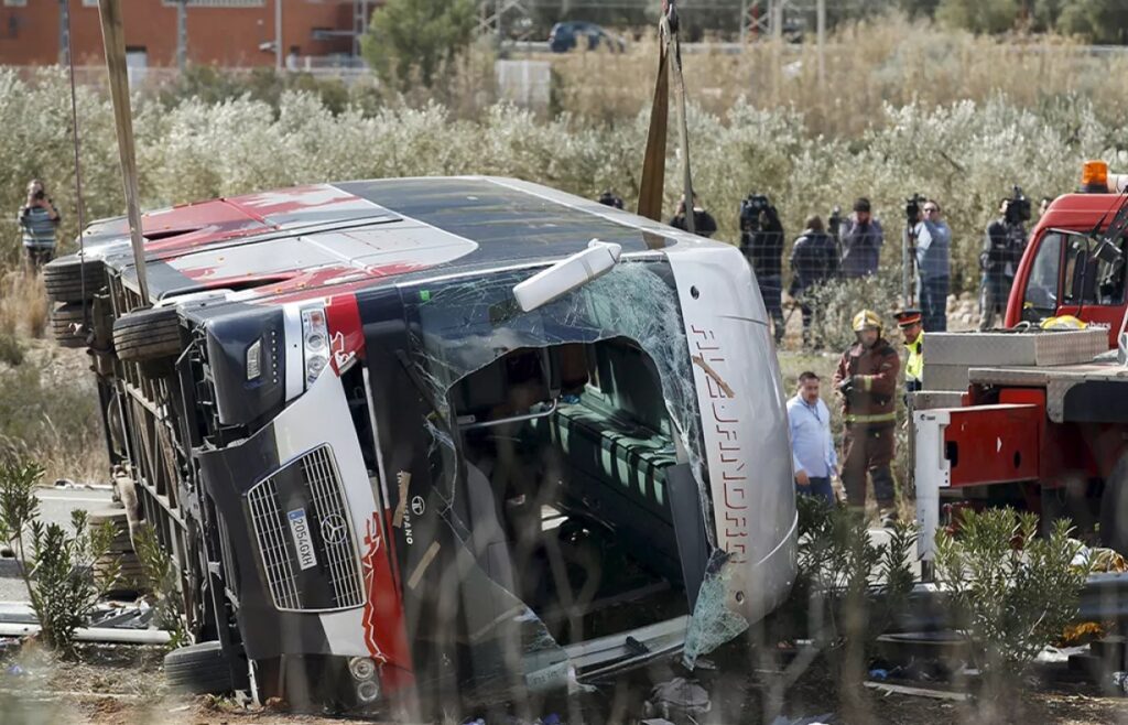 ესპანეთში ტურისტული ავტობუსი, რომელშიც 49 ადამიანი იმყოფებოდა, მათ შორის ბავშვები, ავარიაში მოყვა