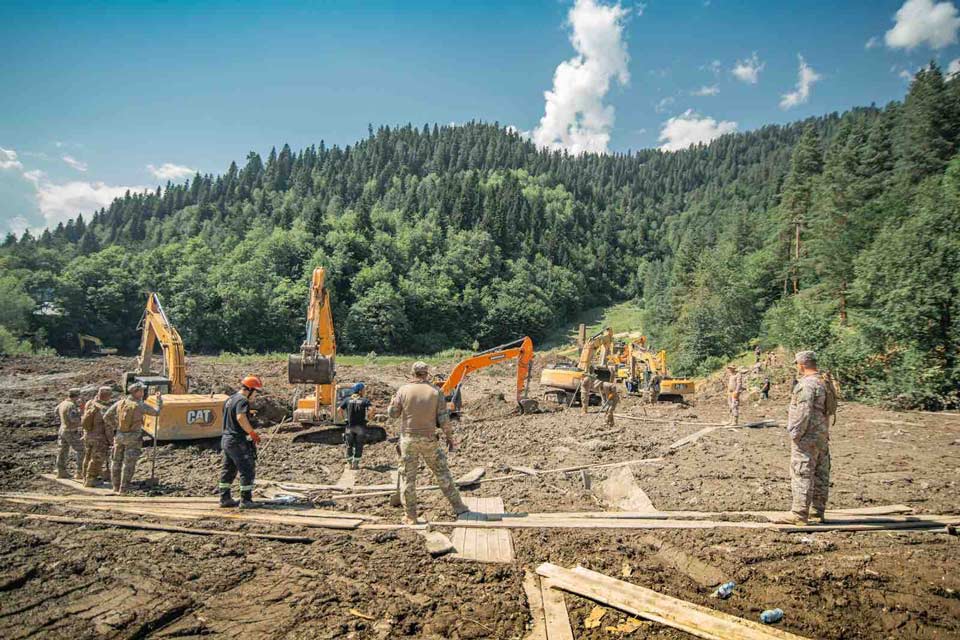 სამხედრო მოსამსახურეები შოვში, სტიქიის ზონაში სამძებრო და სამაშველო სამუშაოებს ხუთ ლოკაციაზე განაგრძობენ