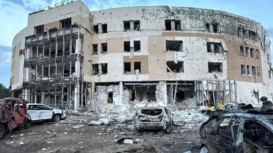 მედიის ცნობით, ზაპოროჟიეში, ერთ-ერთ სასტუმროზე რუსი სამხედროების იერიშის შედეგად დაიღუპა ერთი და დაშავდა ცხრა ადამიანი