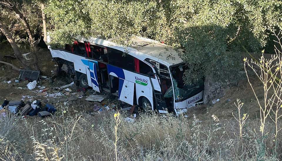 თურქეთში სამგზავრო ავტობუსი ავტომაგისტრალიდან გადავარდა, რის შედეგადაც 12 ადამიანი დაიღუპა, 19 კი დაშავდა